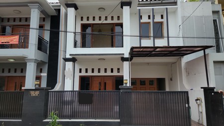 Rumah Bagus 2 Lantai di Tebet Barat Lokasi Sangat Strategis