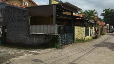 Rumah Lokasi Strategis Pinggir Jalan dan Halaman Luas @Cirendeu