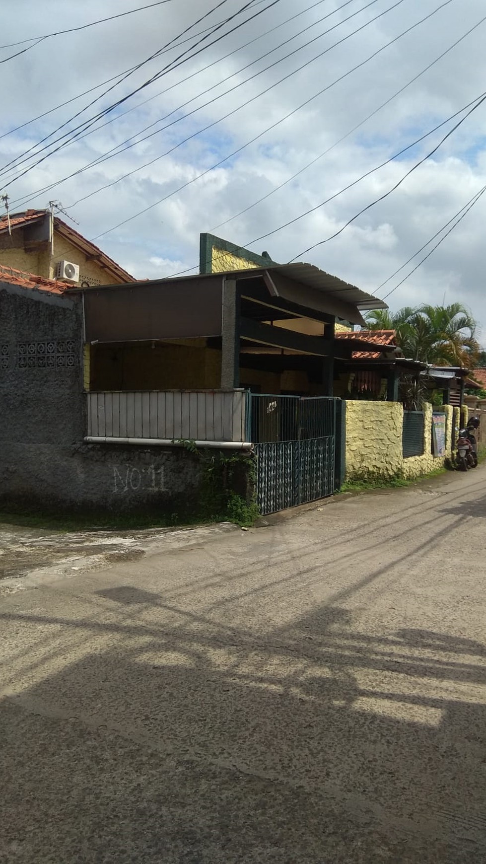 Rumah Lokasi Strategis Pinggir Jalan dan Halaman Luas @Cirendeu