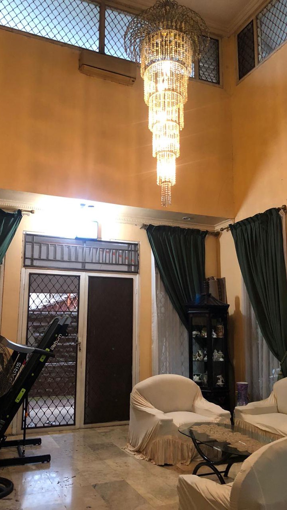 Rumah Luas Dua Lantai Semi Furnished di Permata Puri I Cimanggis Depok 