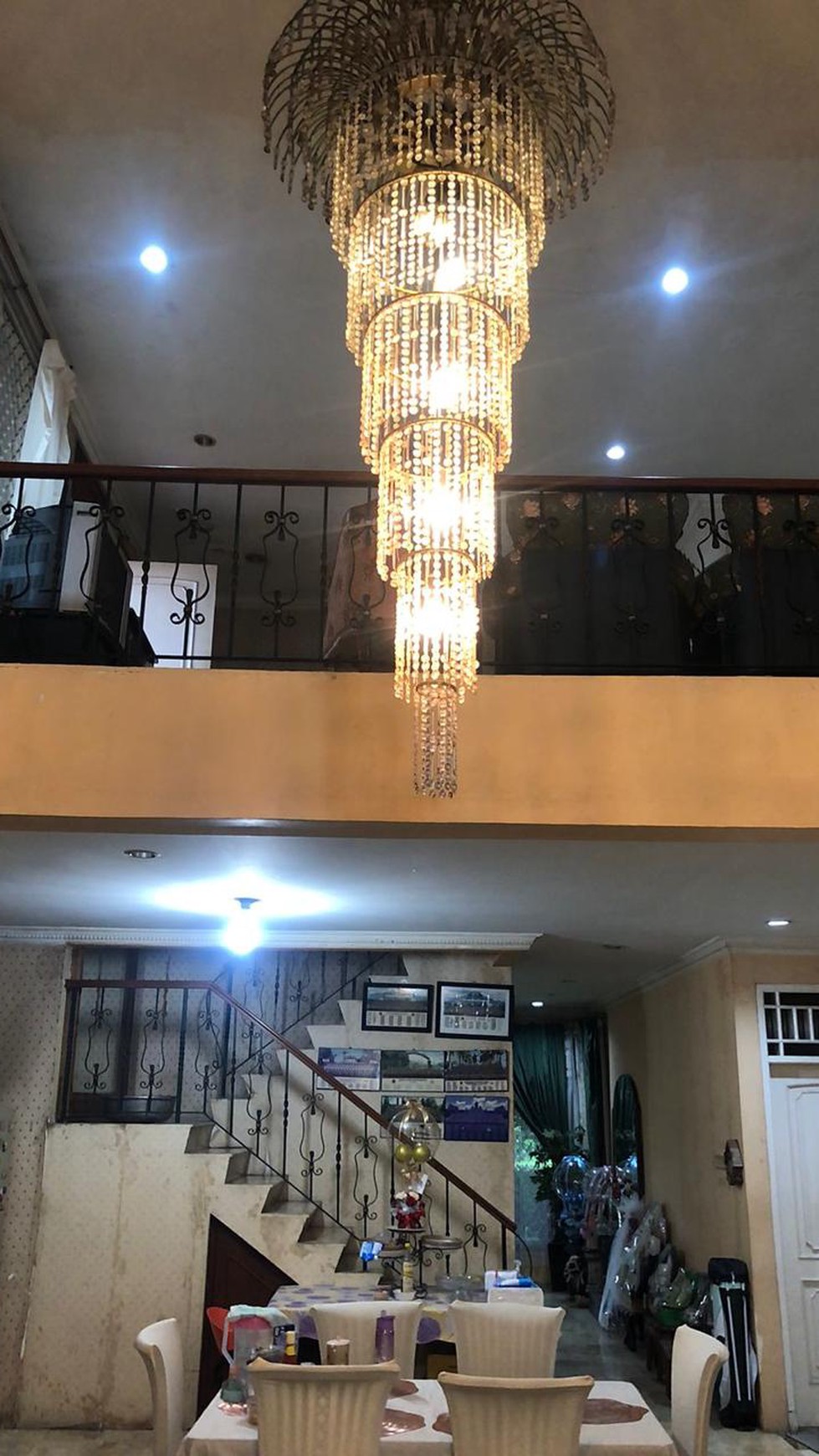 Rumah Luas Dua Lantai Semi Furnished di Permata Puri I Cimanggis Depok 