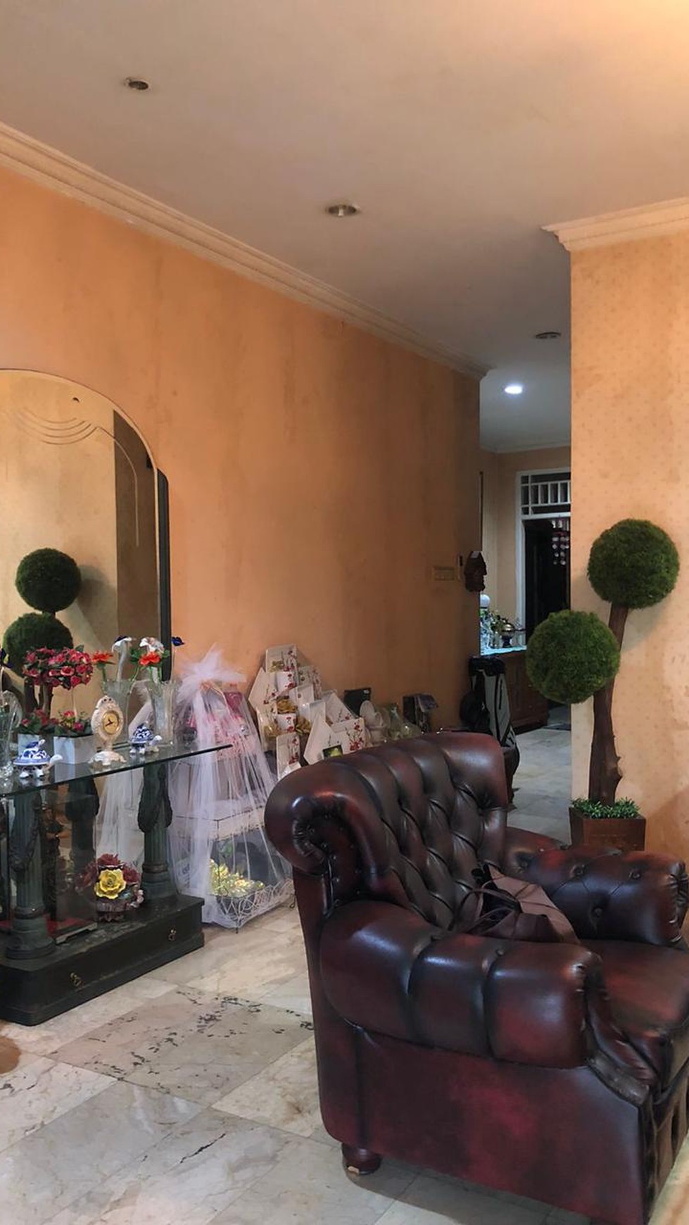 Rumah Luas Dua Lantai Semi Furnished di Permata Puri I Cimanggis Depok 