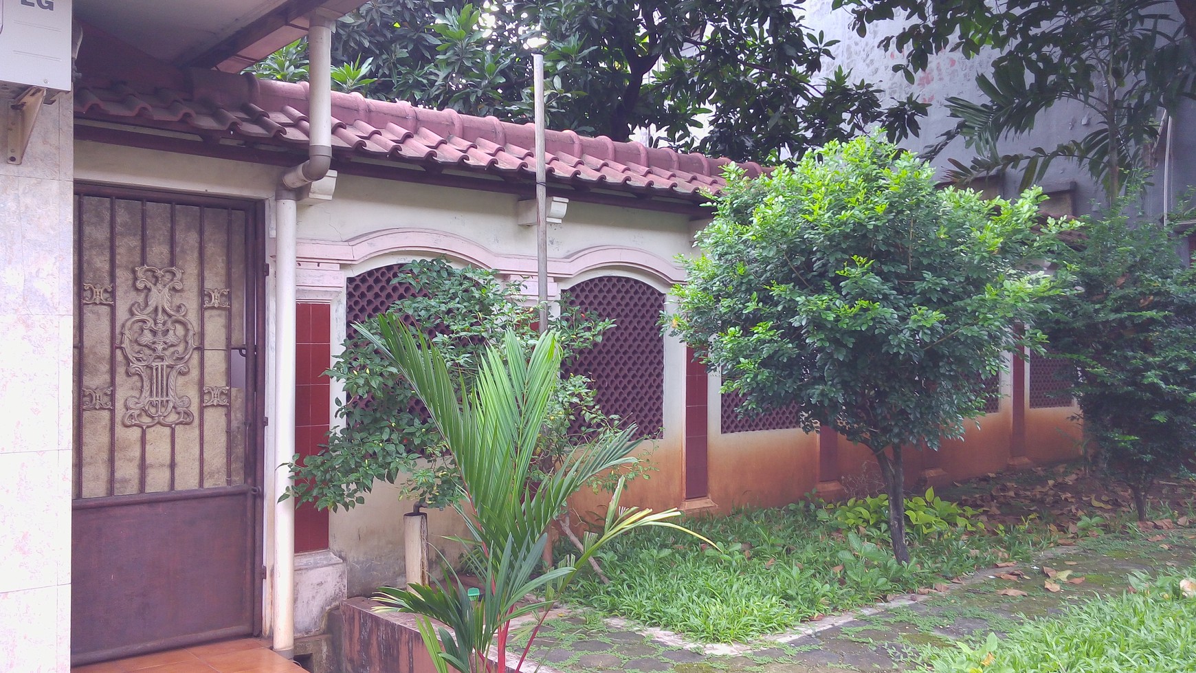 Rumah + Kos2 an  DIJUAL CEPAT di jl. Utan Kayu