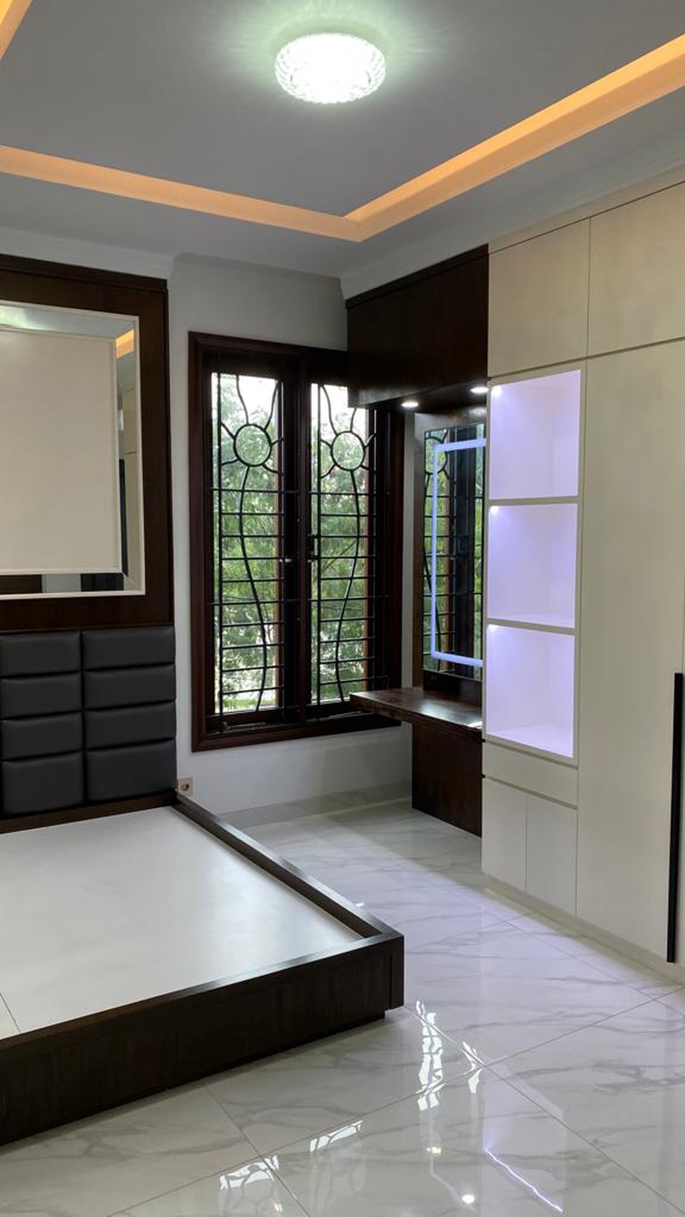 Rumah 2 lantai bangunan mandiri dalam komplek Ciracas Jakarta Timur