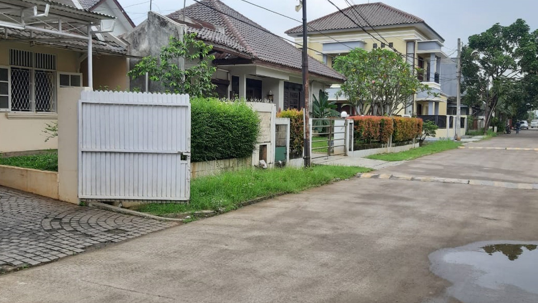 Rumah Siap Huni dengan Halaman Luas dalam Perumahan @Cinere