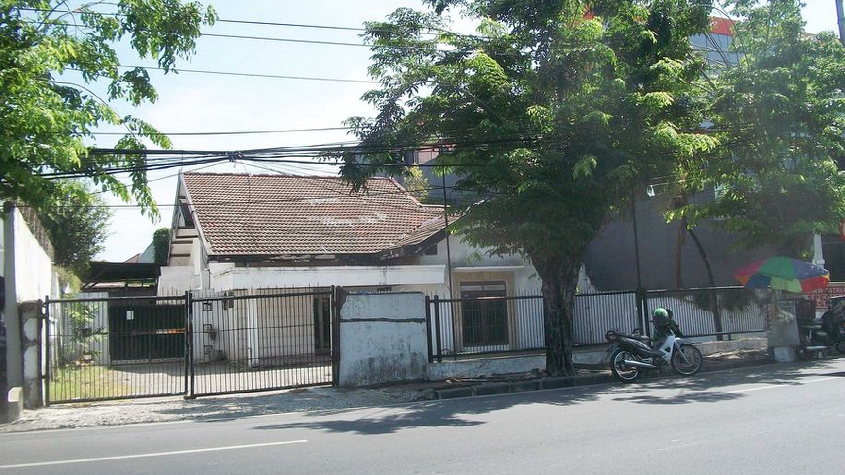 Rumah di Raya Jemursari Surabaya Timur, Strategis Nol Jalan Raya, COCOK UNTUK USAHA APAPUN !!!