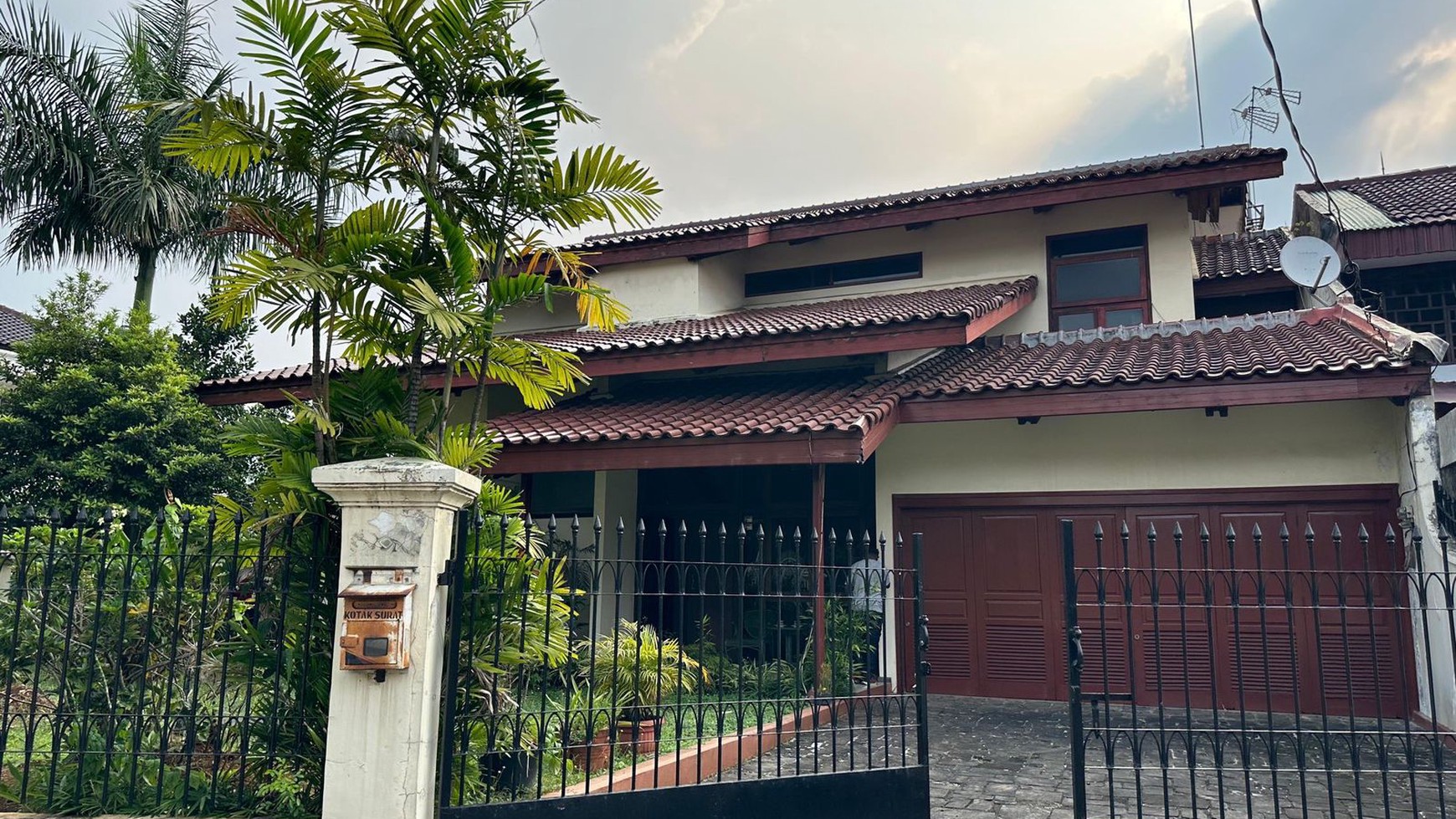 RUMAH ASRI DENGAN TAMAN YANG LUAS DI BUKIT PERMAI CIBUBUR