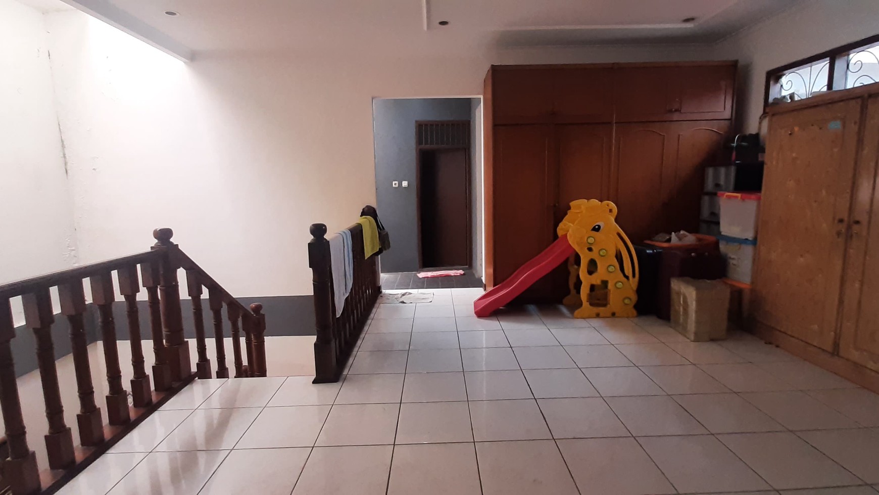 Rumah asri depan taman dlm kompleks Cinere TangSel.