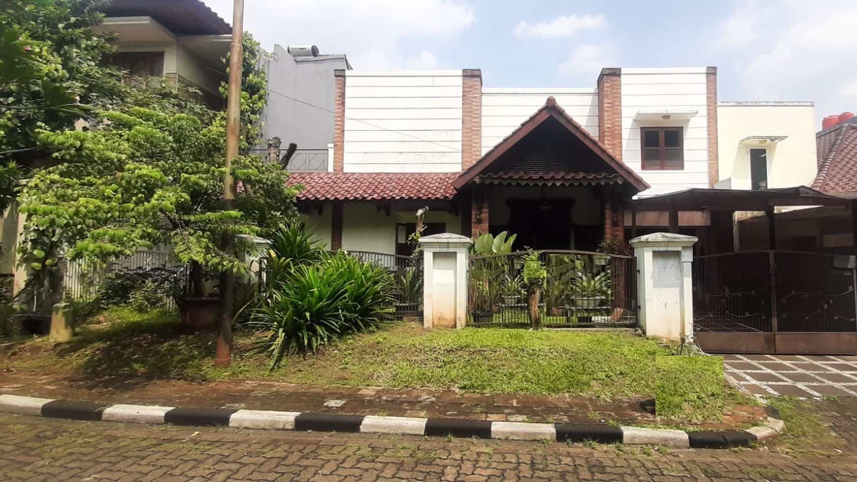 Rumah asri depan taman dlm kompleks Cinere TangSel.