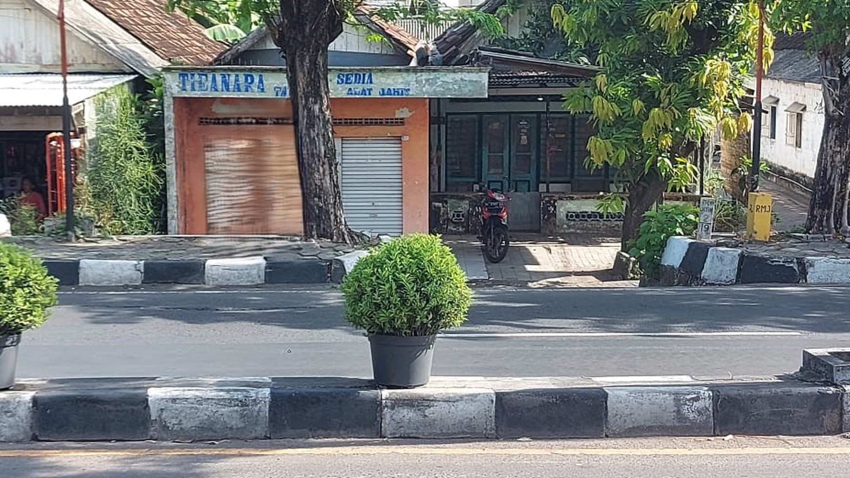 Rumah Usaha Kebomas Tengah Kota Gresik