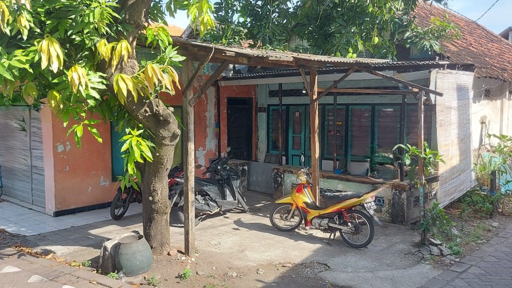 Rumah Usaha Kebomas Tengah Kota Gresik