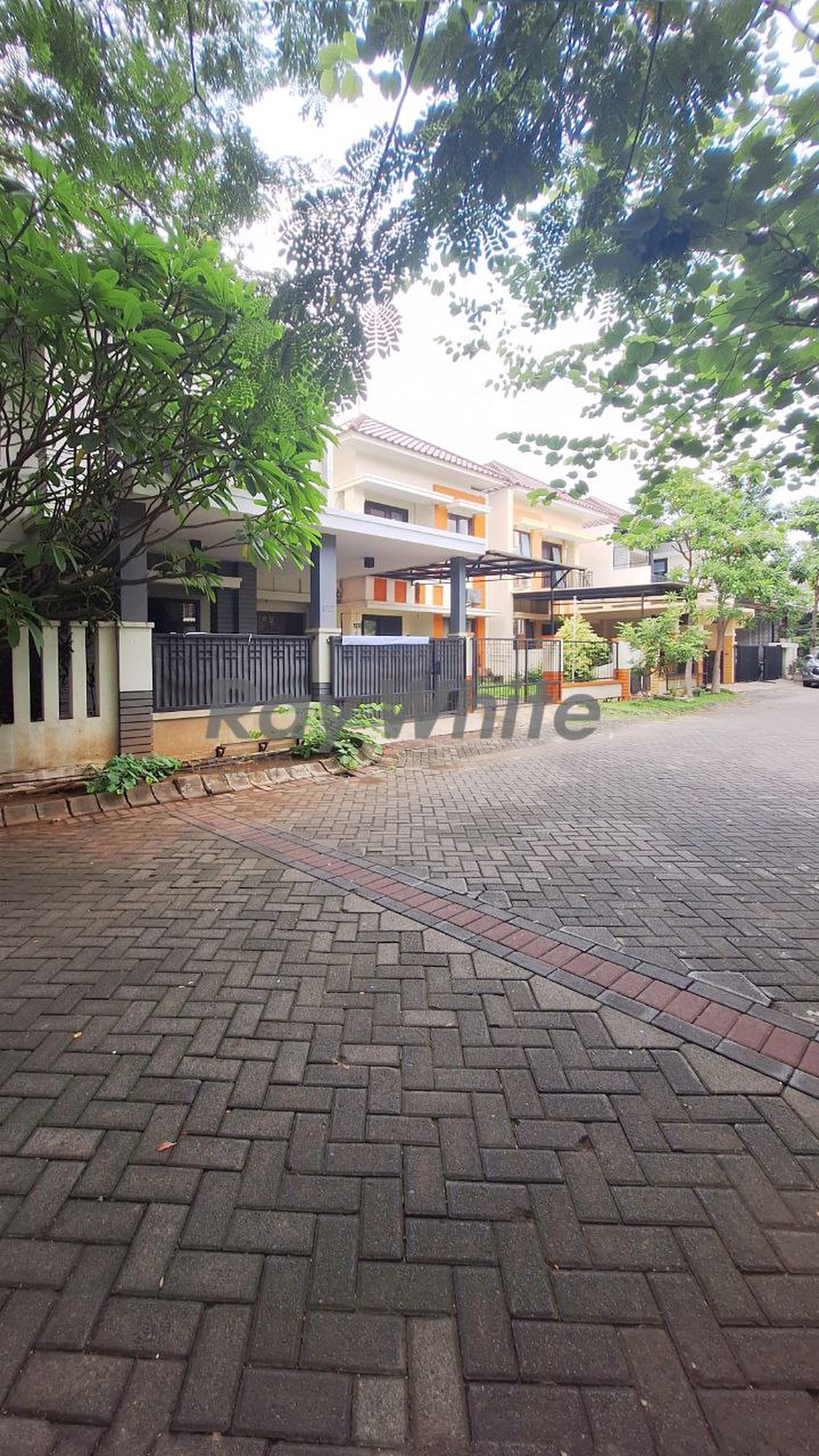 Dijual Rumah 2 Lantai HOOK Di Central Park A Yani Lokasi strategis selangkah dengan Main Road Jl. A.Yani Surabaya,  persisnya di belakang MAPOLDA JATIM. Dalam Komplek One Gate & Security 24jam. Lingku