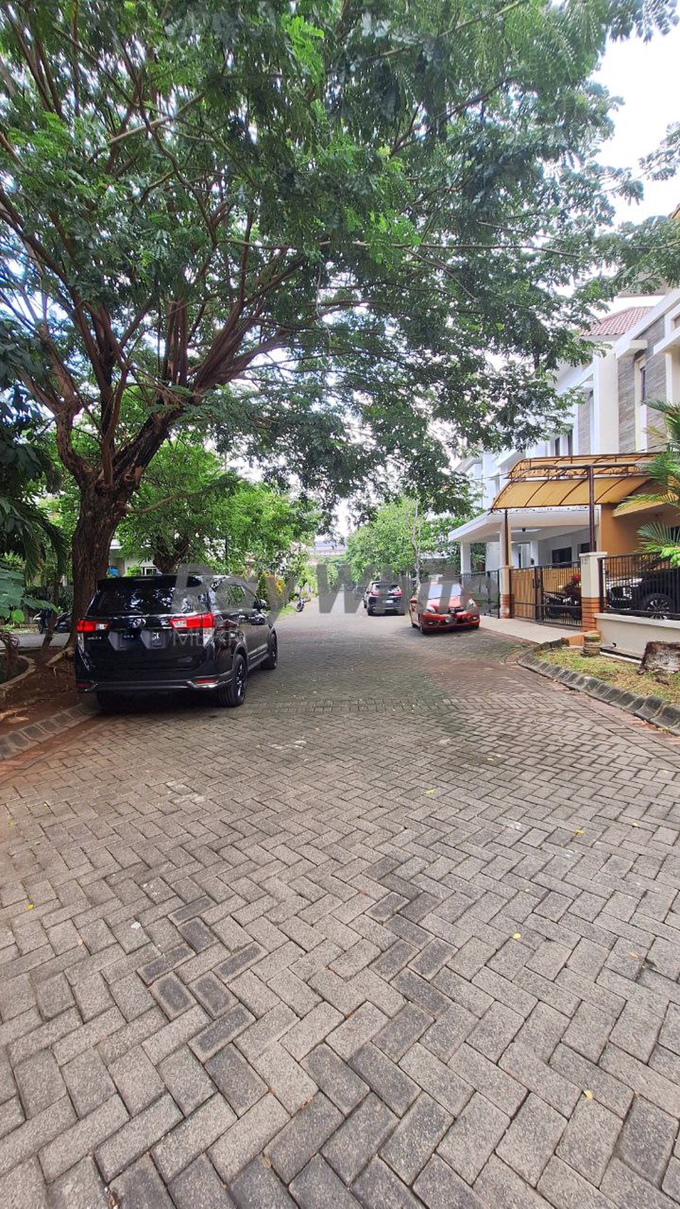 Dijual Rumah 2 Lantai HOOK Di Central Park A Yani Lokasi strategis selangkah dengan Main Road Jl. A.Yani Surabaya,  persisnya di belakang MAPOLDA JATIM. Dalam Komplek One Gate & Security 24jam. Lingku