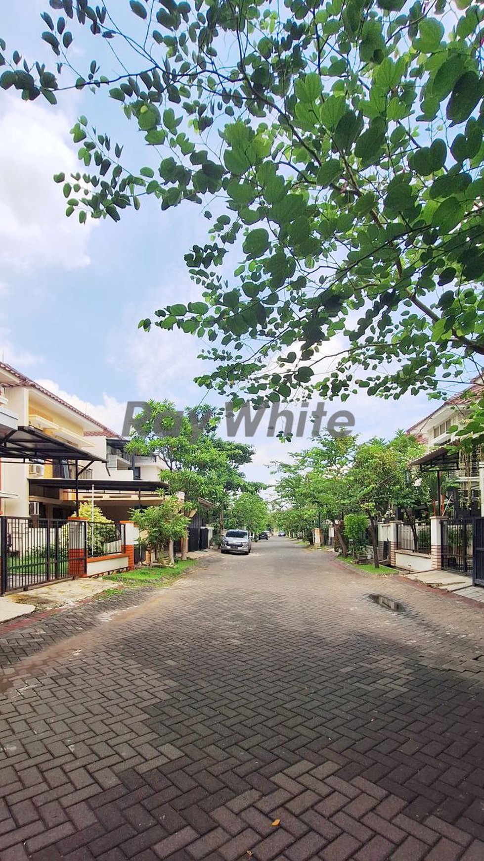 Dijual Rumah 2 Lantai HOOK Di Central Park A Yani Lokasi strategis selangkah dengan Main Road Jl. A.Yani Surabaya,  persisnya di belakang MAPOLDA JATIM. Dalam Komplek One Gate & Security 24jam. Lingku