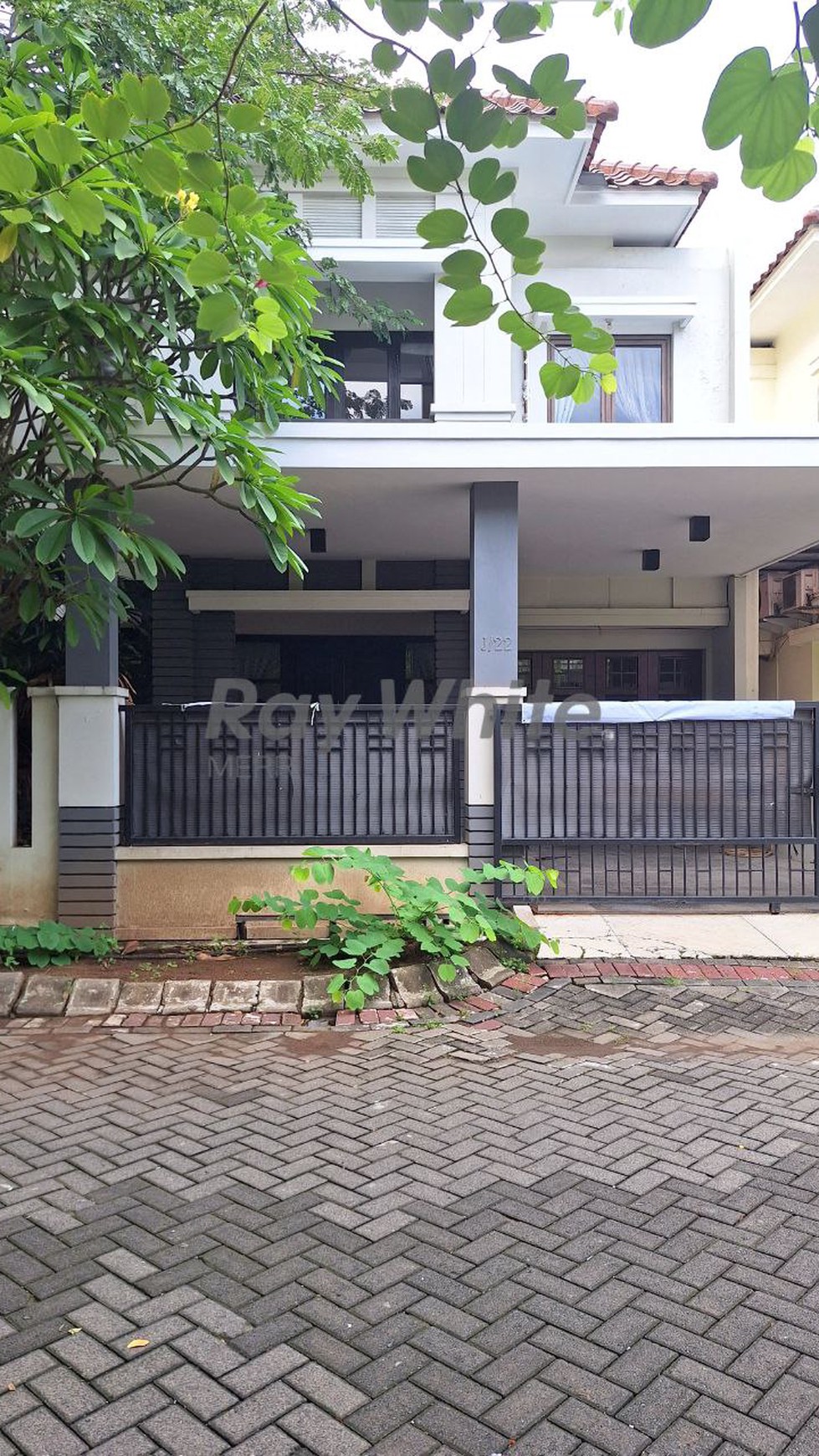 Dijual Rumah 2 Lantai HOOK Di Central Park A Yani Lokasi strategis selangkah dengan Main Road Jl. A.Yani Surabaya,  persisnya di belakang MAPOLDA JATIM. Dalam Komplek One Gate & Security 24jam. Lingku