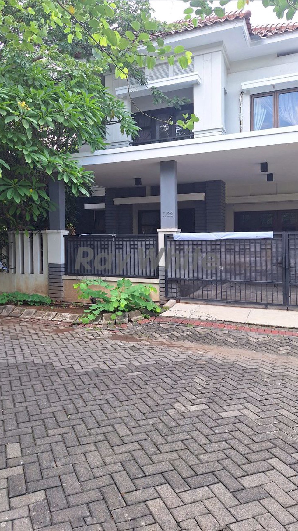 Dijual Rumah 2 Lantai HOOK Di Central Park A Yani Lokasi strategis selangkah dengan Main Road Jl. A.Yani Surabaya,  persisnya di belakang MAPOLDA JATIM. Dalam Komplek One Gate & Security 24jam. Lingku