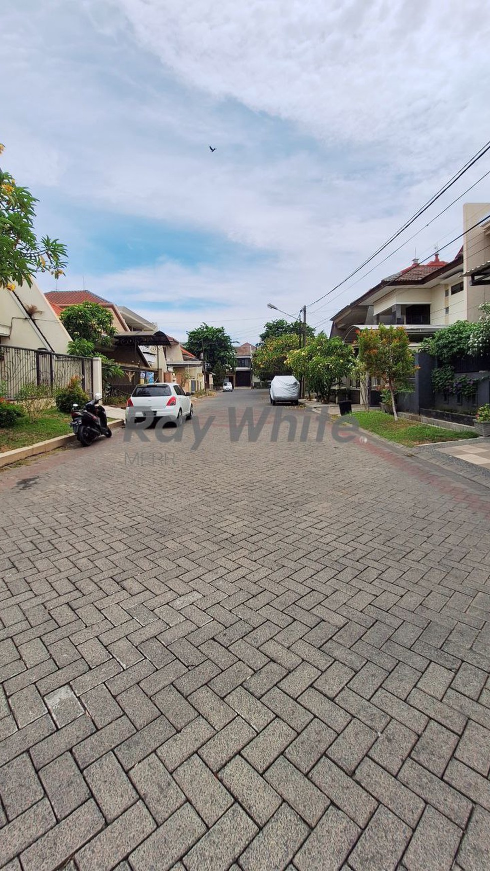 Dijual Rumah 2 Lantai HOOK Di Central Park A Yani Lokasi strategis selangkah dengan Main Road Jl. A.Yani Surabaya,  persisnya di belakang MAPOLDA JATIM. Dalam Komplek One Gate & Security 24jam. Lingku