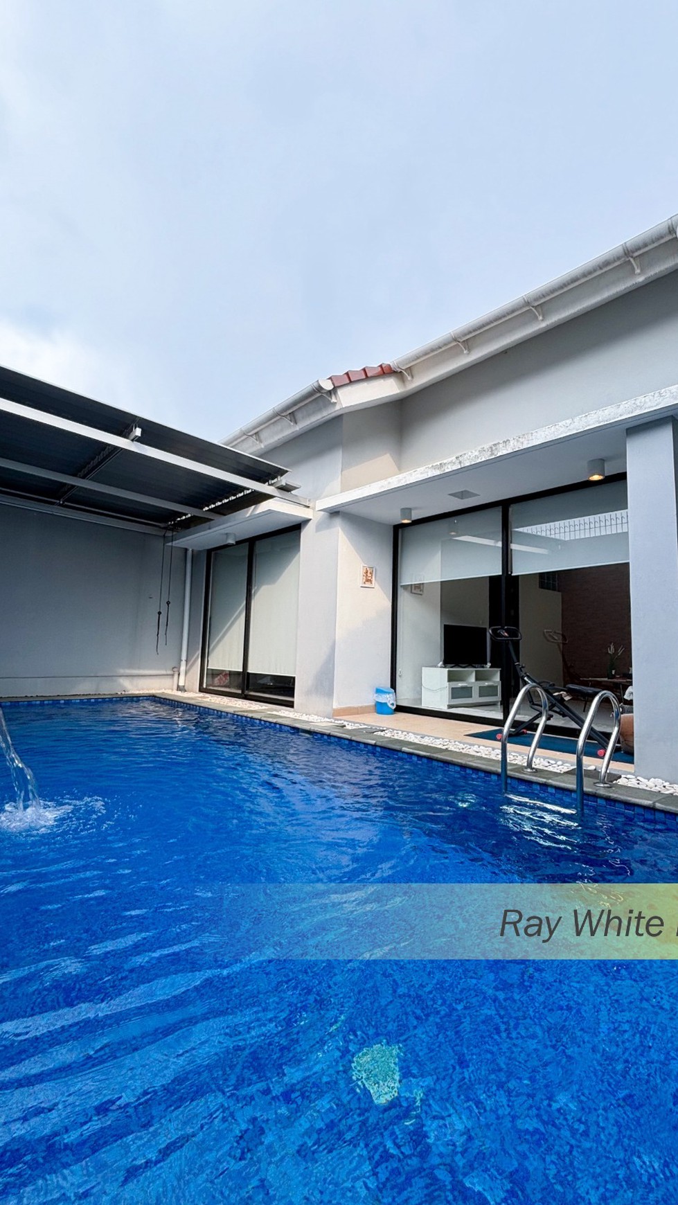 RUMAH BRAND NEW MINIMALIS MODERN ADA KOLAM RENANG PRIBADI KOMPLEK DPR, TANGERANG SELATAN