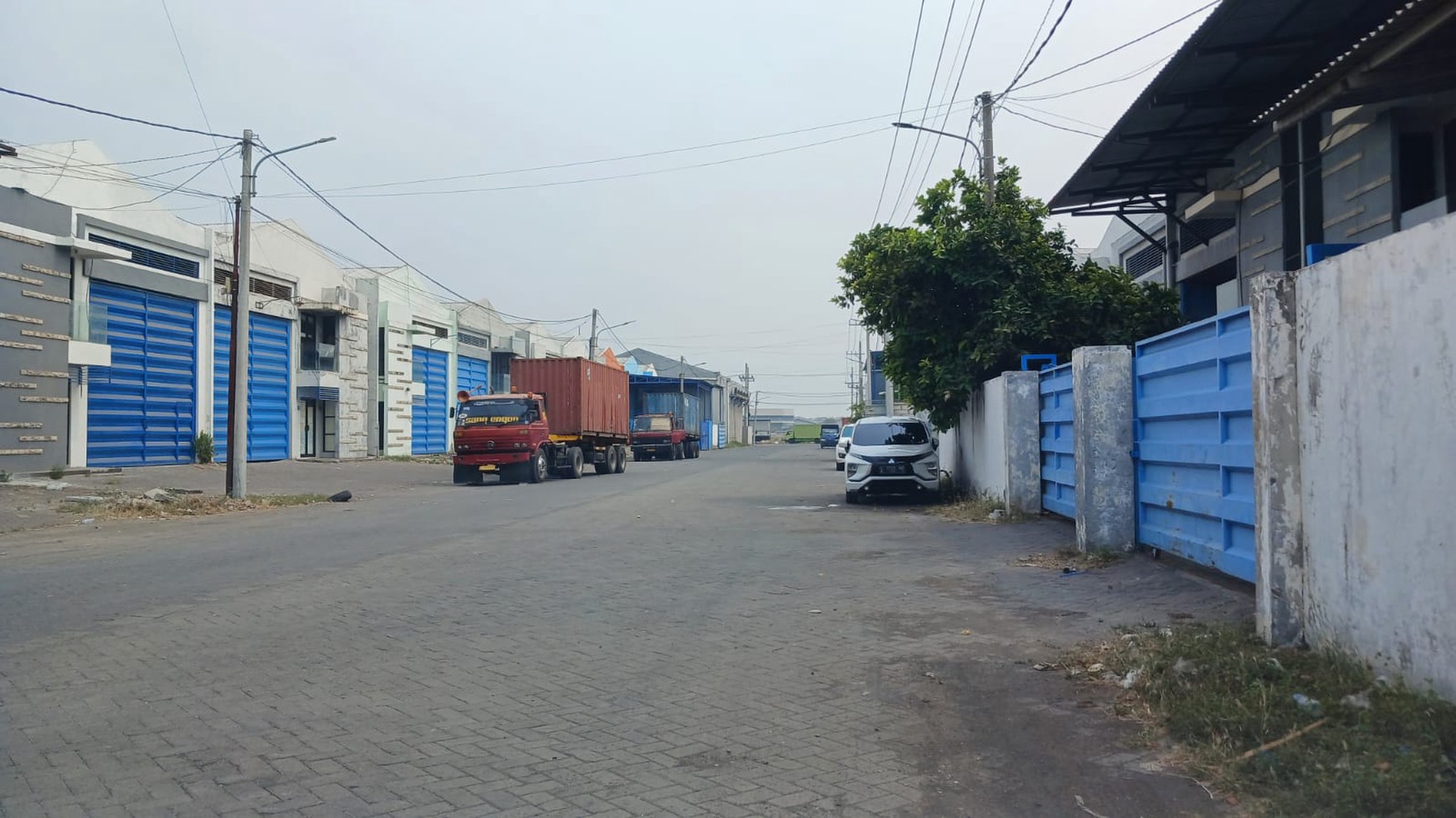 Pusat Pergudangan Romokalisari yang cocok untuk usahamu Yang memiliki ruang kerja yang nyaman Dan parking space yang lebar 