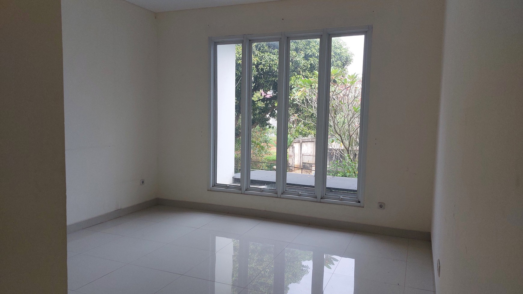 Rumah 2lt dijual di bawah harga NJOP, Siap Huni di Rafless Hill  Cibubur