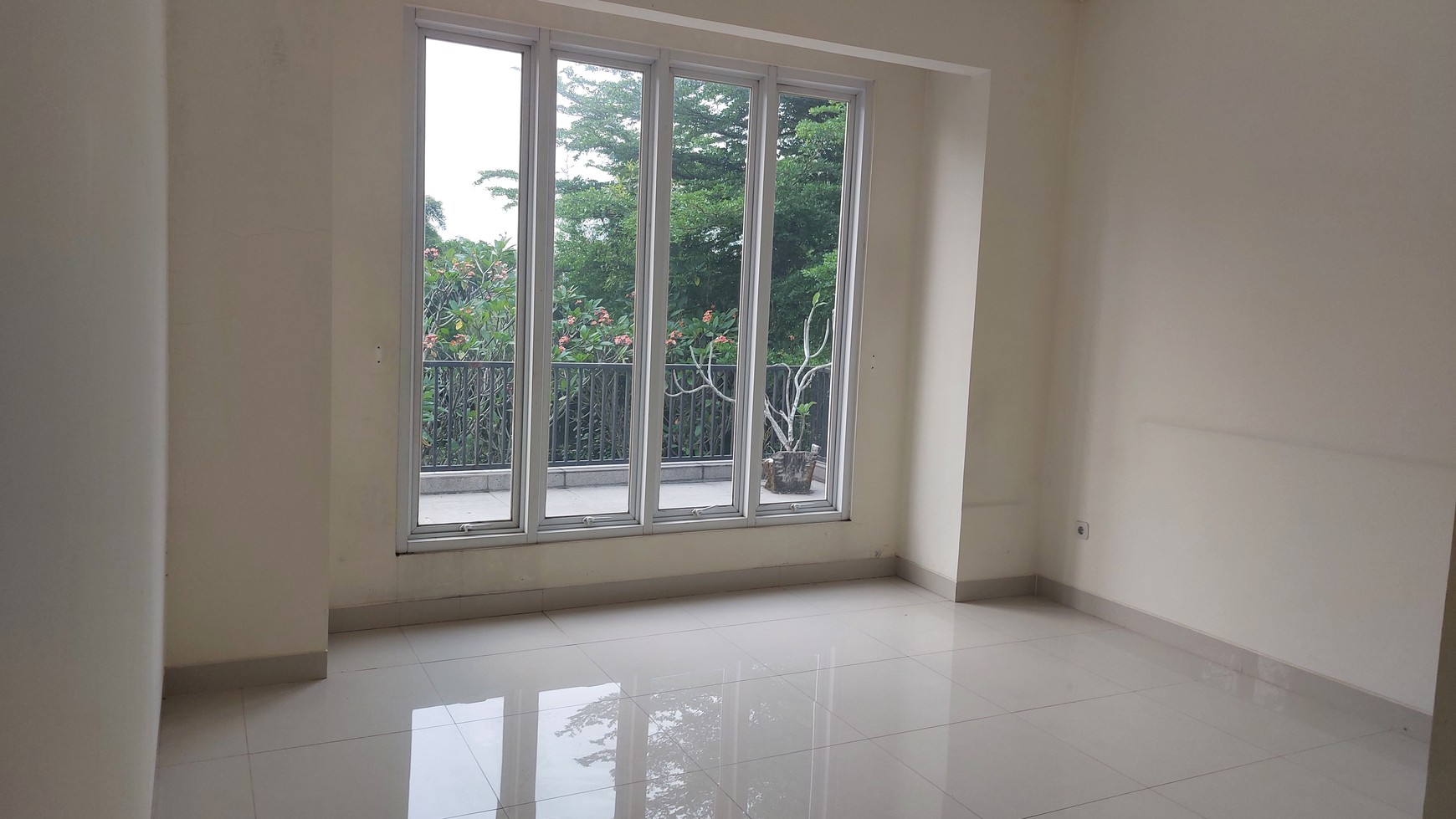 Rumah 2lt dijual di bawah harga NJOP, Siap Huni di Rafless Hill  Cibubur