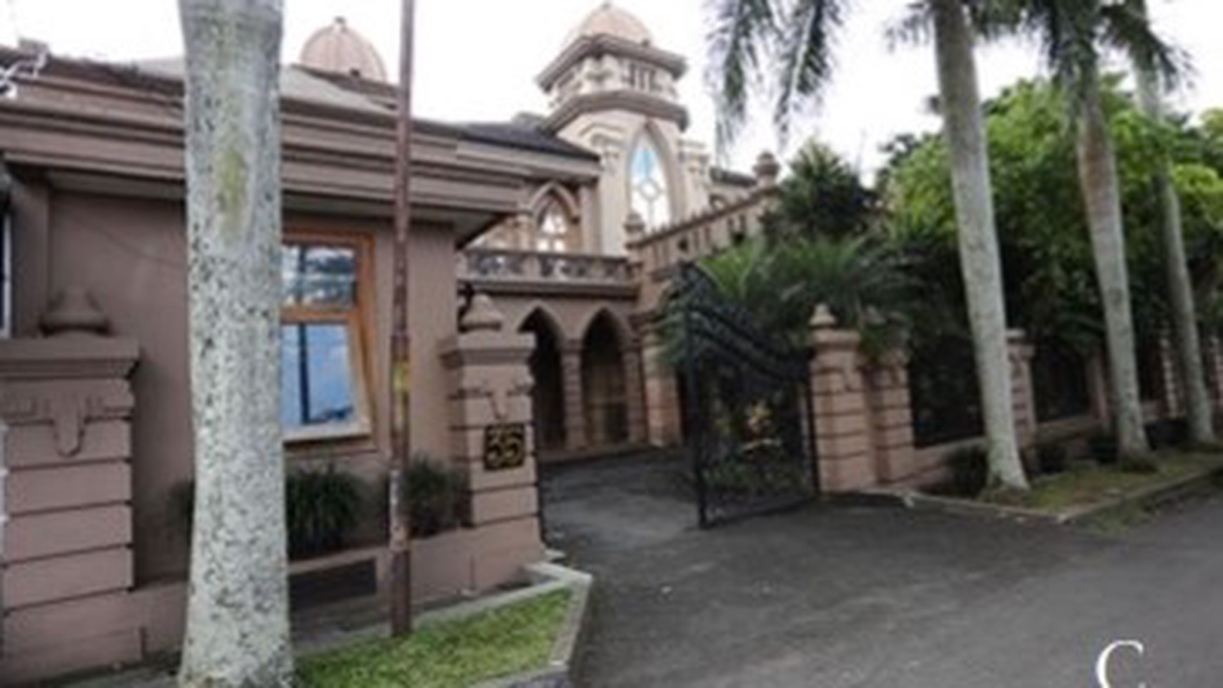 Rumah Istana di Kawasan Elit Ciumbuleuit, Bandung, Jawa Barat