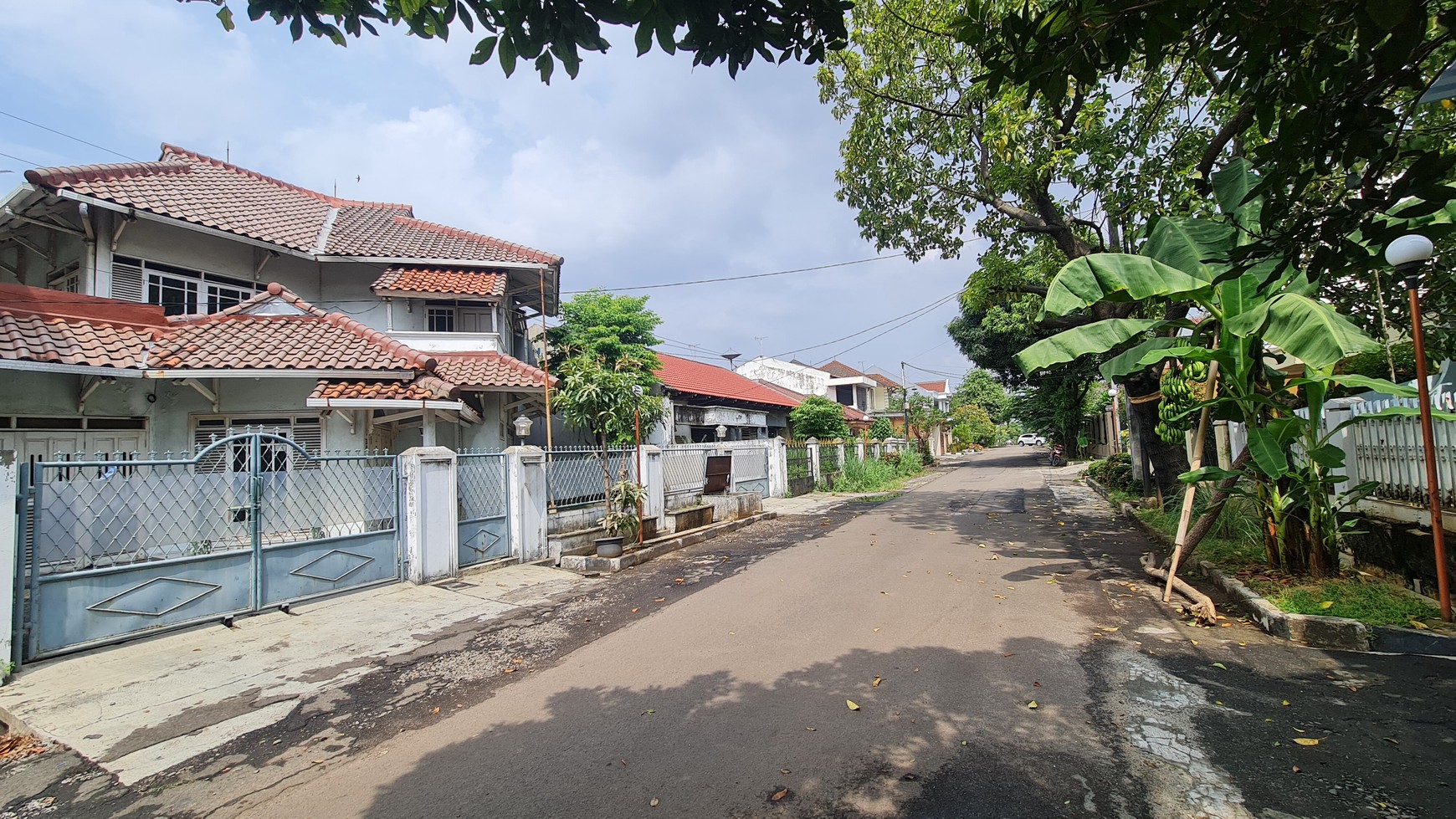 Rumah dalam Lingkungan Asri, Privacy dan Bagus di Galaxy Bekasi, dekat jalan Tol Cikampek 