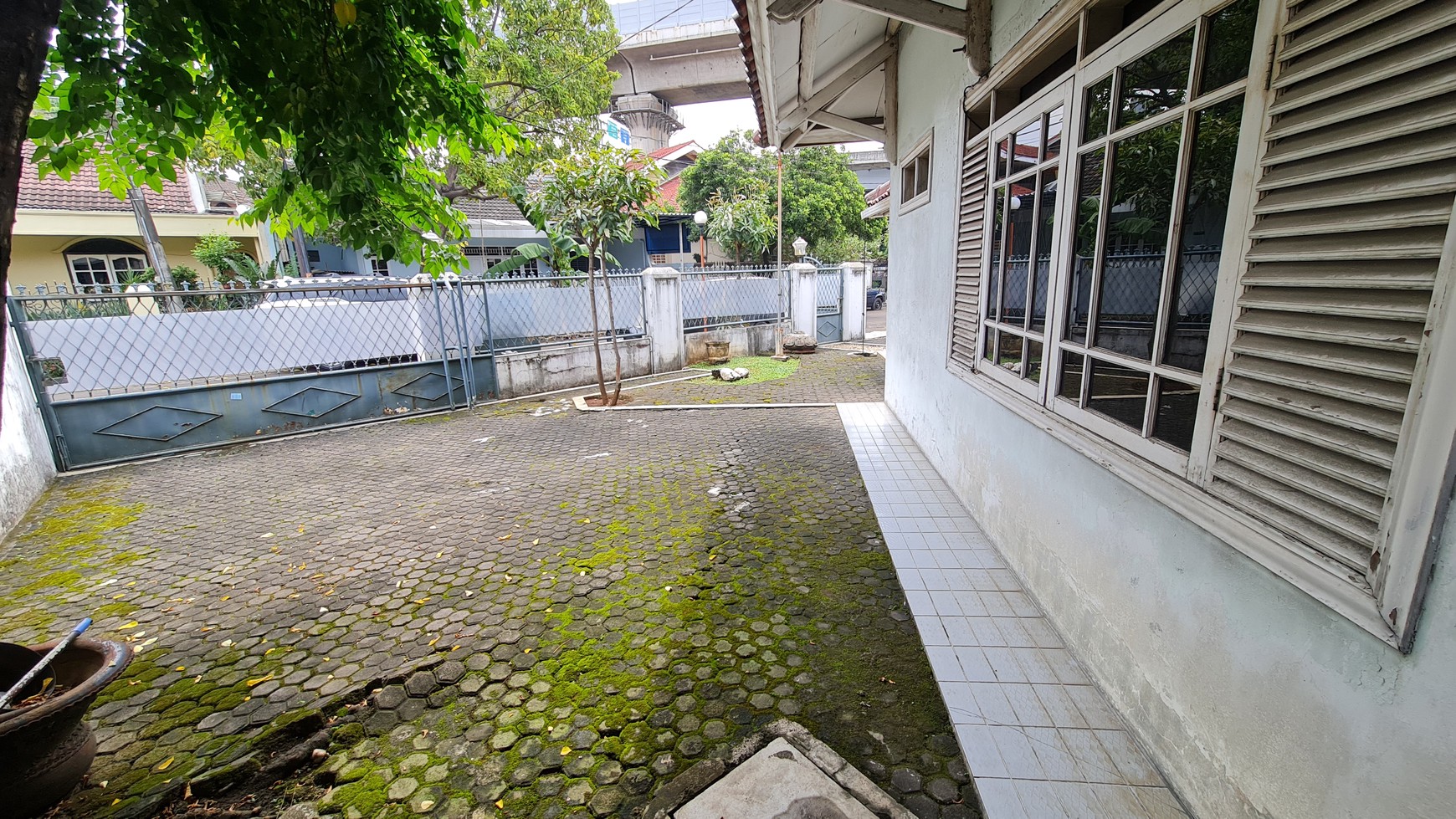 Rumah dalam Lingkungan Asri, Privacy dan Bagus di Galaxy Bekasi, dekat jalan Tol Cikampek 