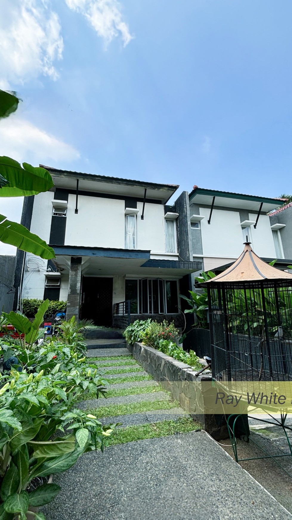 RUMAH DALAM TOWNHOUSE DI KAWASAN PREMIUM LEBAK BULUS, JAKARTA SELATAN