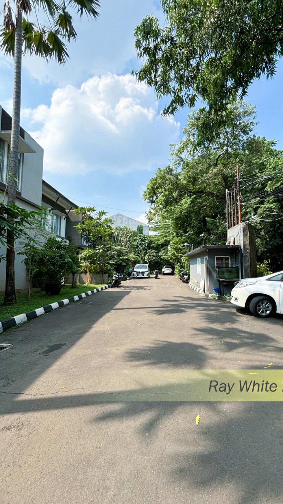 RUMAH DALAM TOWNHOUSE DI KAWASAN PREMIUM LEBAK BULUS, JAKARTA SELATAN