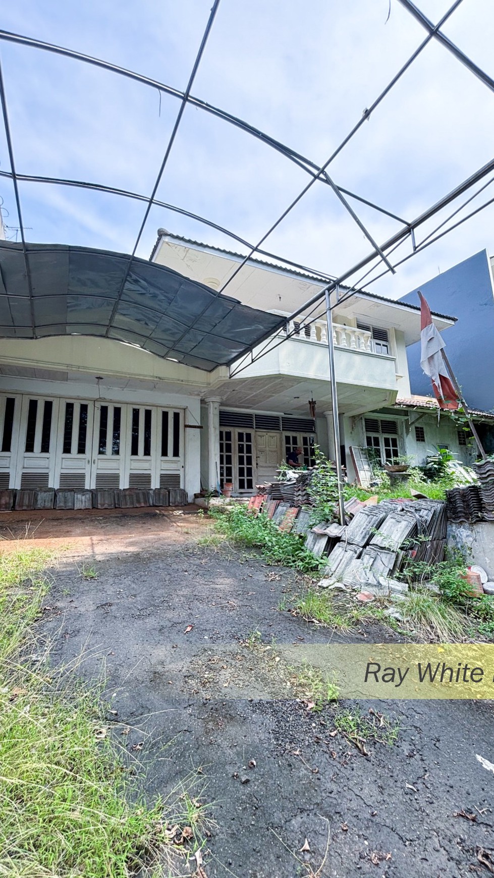 RUMAH TUA HITUNG TANAH DI KAWASAN ELITE PONDOK INDAH, JAKARTA SELATAN