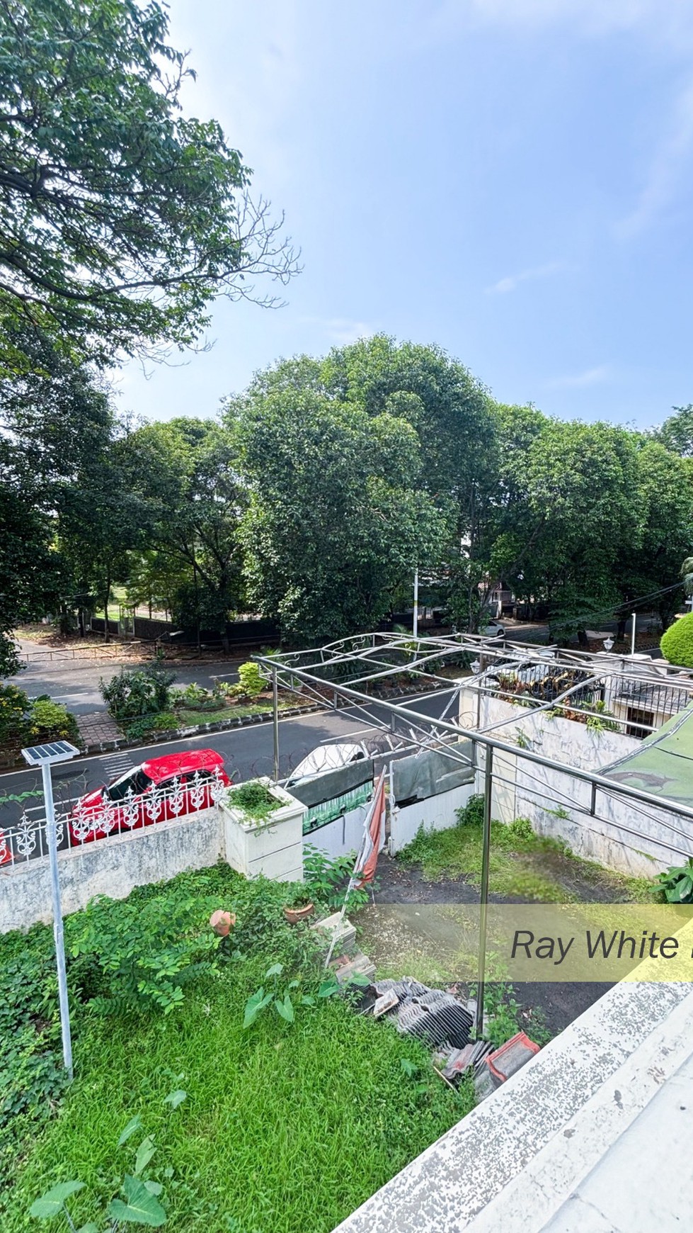 RUMAH TUA HITUNG TANAH DI KAWASAN ELITE PONDOK INDAH, JAKARTA SELATAN