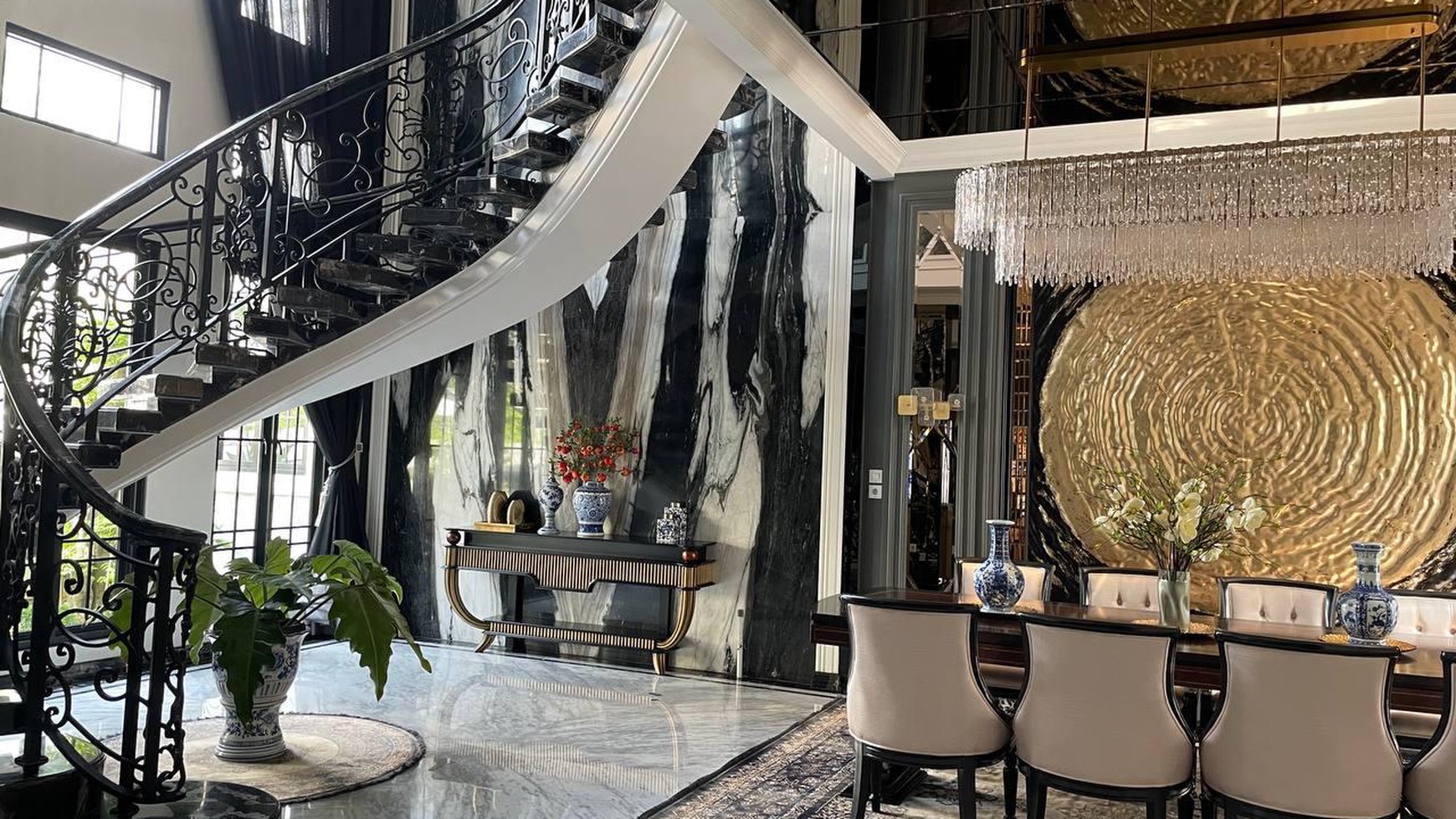 TURUN HARGA! Luxury House  Full Furnished 3 Lantai di Citra Gran Cibubur