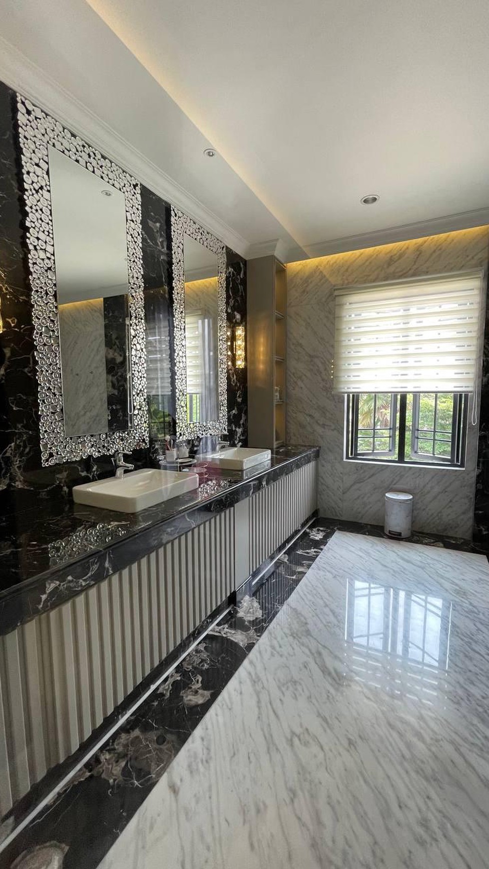 TURUN HARGA! Luxury House  Full Furnished 3 Lantai di Citra Gran Cibubur