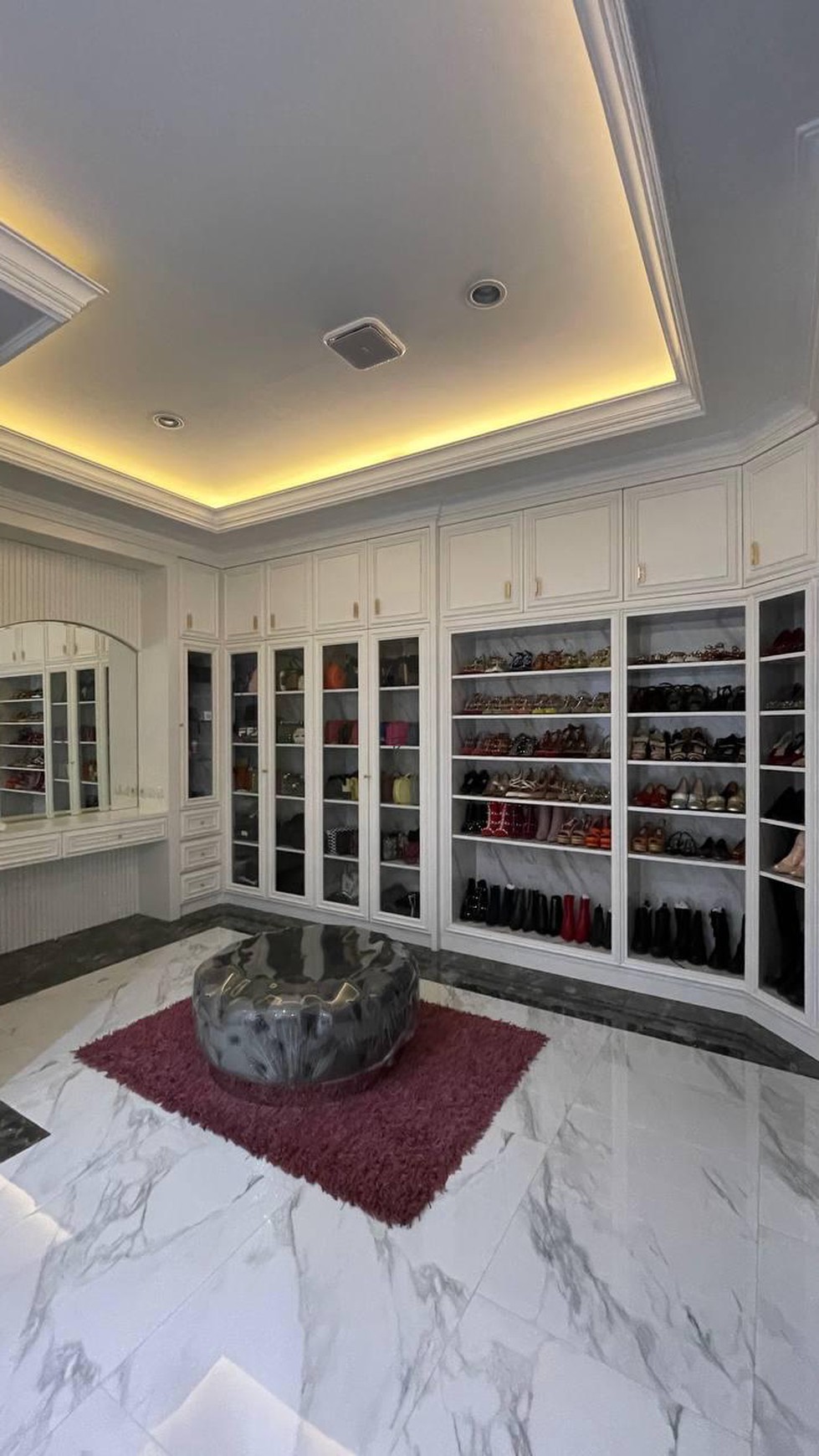 TURUN HARGA! Luxury House  Full Furnished 3 Lantai di Citra Gran Cibubur