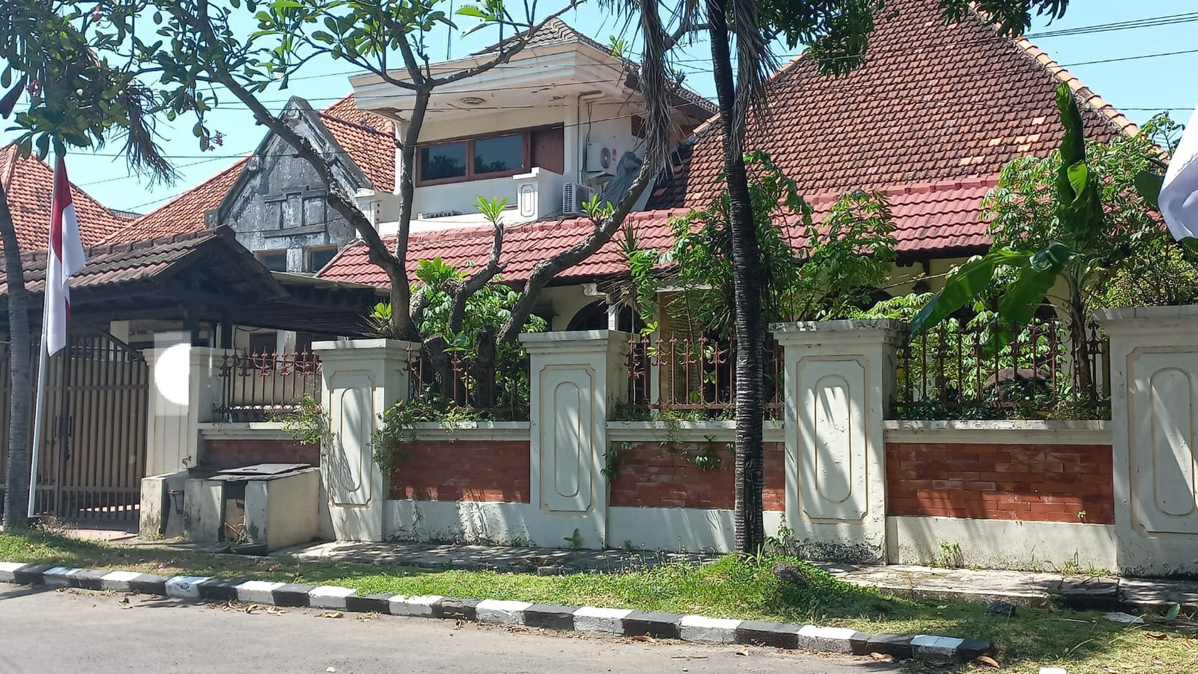 Dijual Rumah di Jl.Barito Surabaya Pusat Semi Furnished JADOEL Instagramable cocok buat Segala  Usaha -MURAH Hitung Rp.22,5 jt/m2