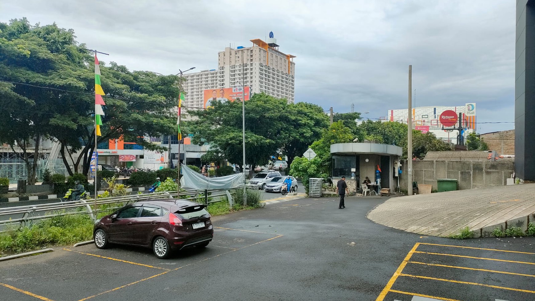 Ex Showroom di jalan Margonda raya, depok