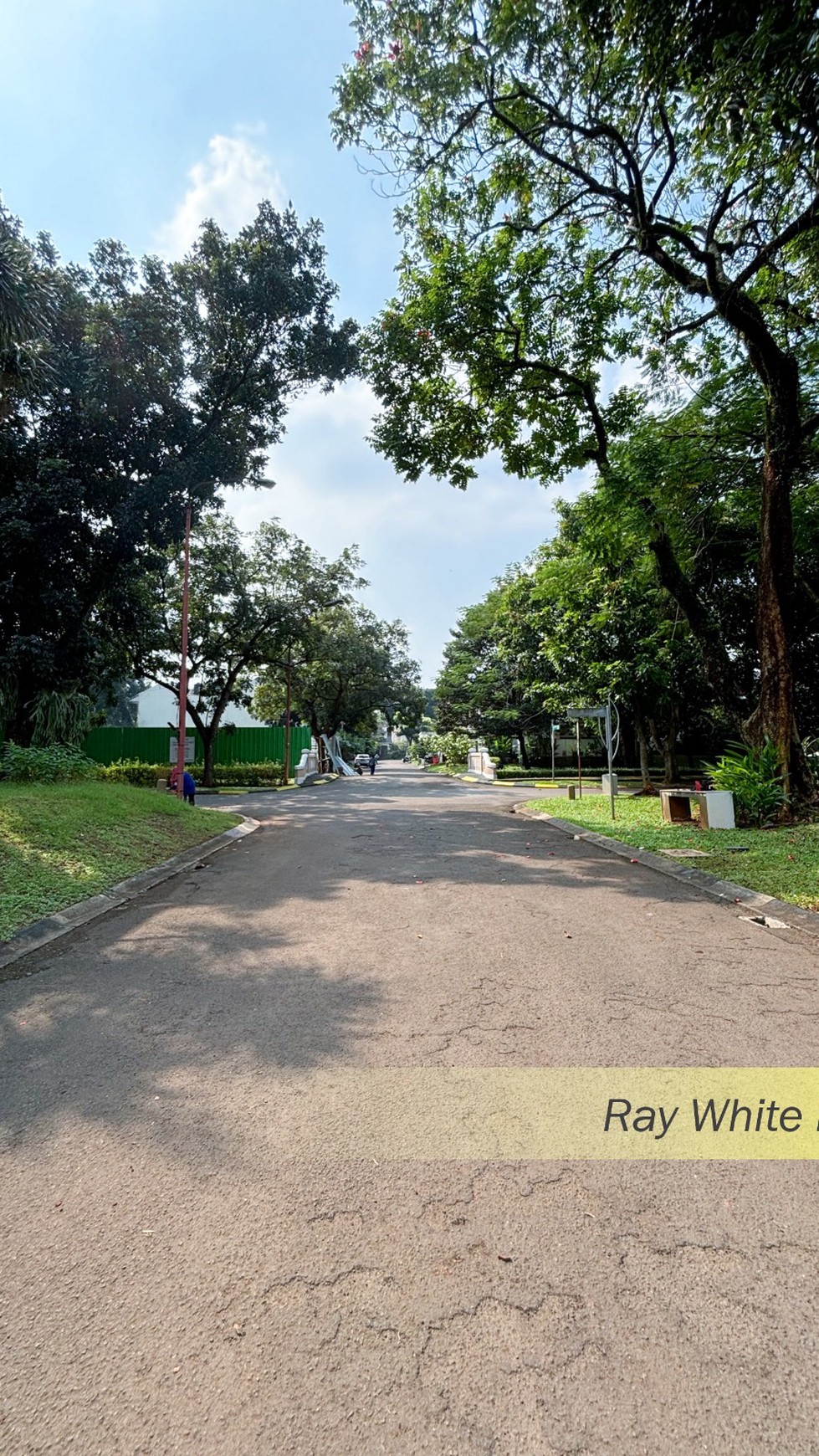 RUMAH CANTIK DALAM CLUSTER SIAP HUNI IN SENAYAN BINTARO JAYA, TANGERANG SELATAN