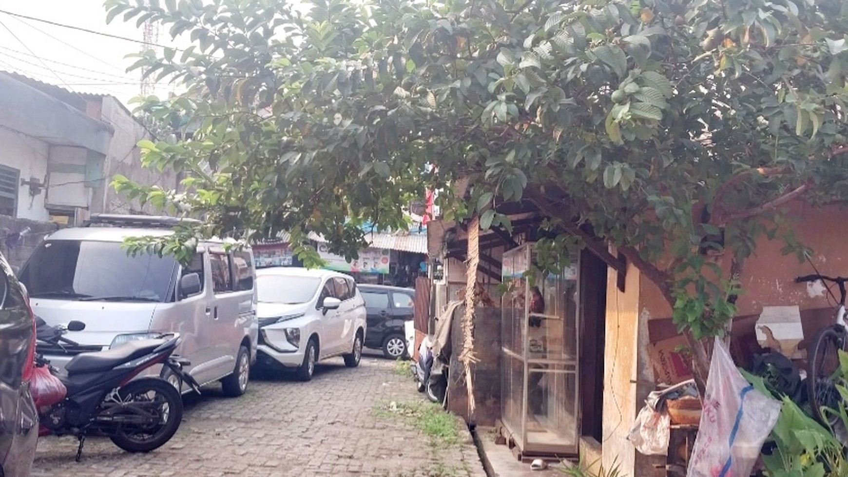 Dijual murah tanah luas di lokasi strategis di Jl. Lapangan  Bola, Kebon Jeruk