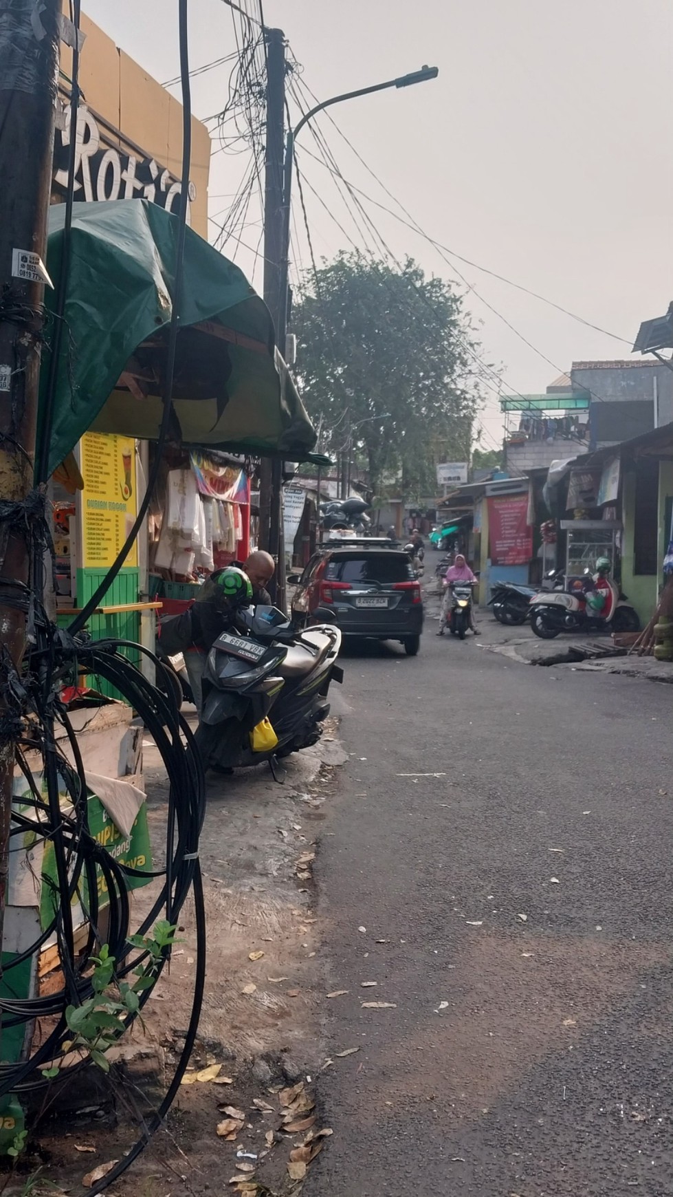 Dijual murah tanah luas di lokasi strategis di Jl. Lapangan  Bola, Kebon Jeruk