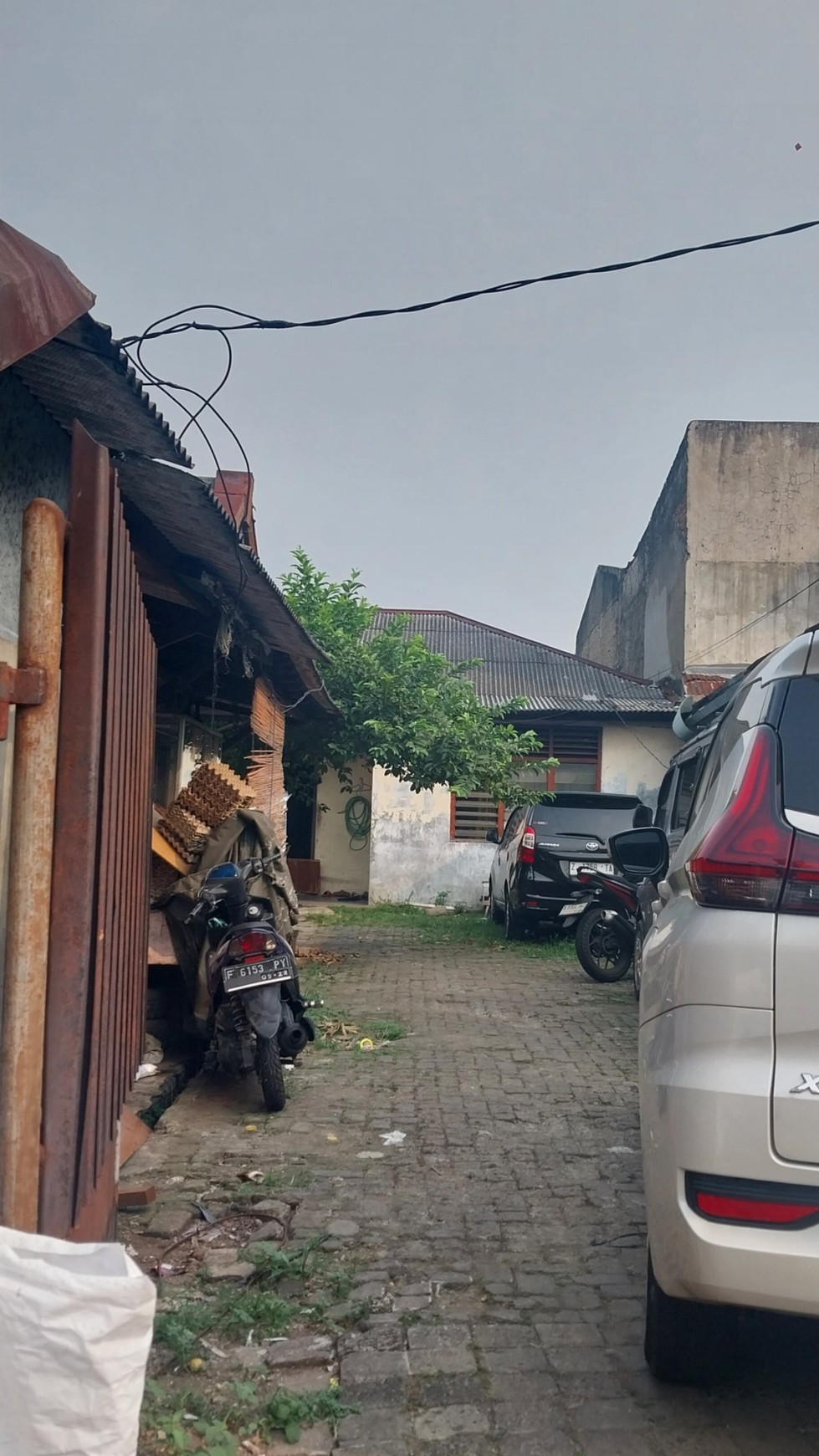 Dijual murah tanah luas di lokasi strategis di Jl. Lapangan  Bola, Kebon Jeruk