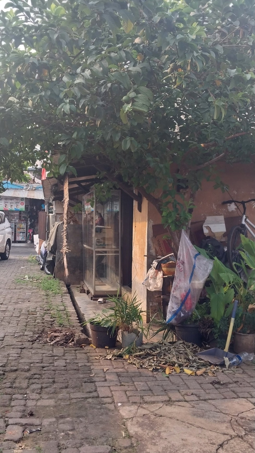 Disewakan tanah di lokasi strategis di Jl. Lapangan  Bola, Kebon Jeruk