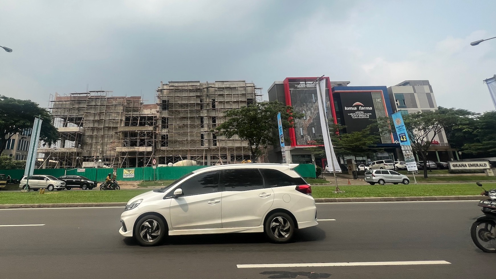 Disewakan Gedung Graha Emerald di Boulevard Gading Serpong, Tangerang, Banten