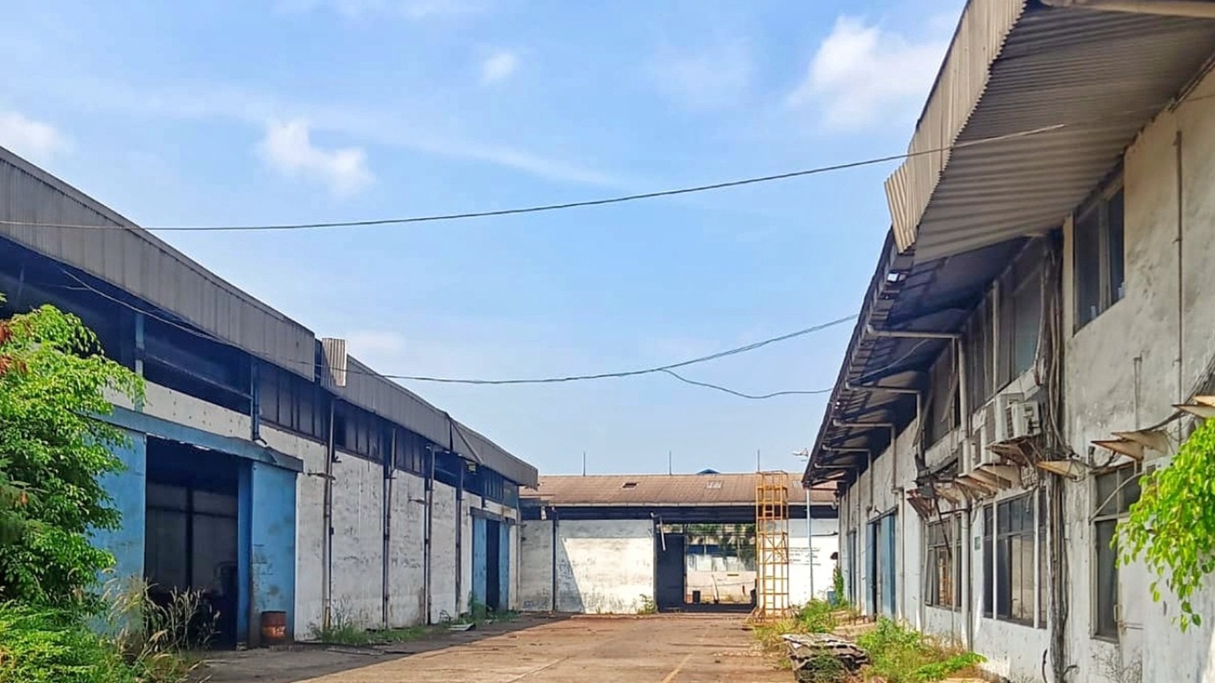 Gudang Dijual di Raya Diponegoro, Bekasi Timur - Luas 10,000m&#xb2;, Akses Kontainer, Siap Pakai