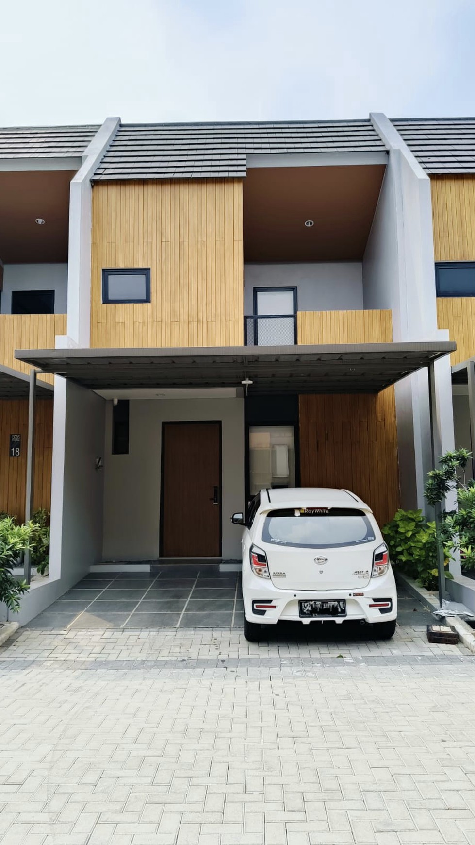 Dijual Rumah 2 lantai Full Furnished di O8, Grand Wisata, Bekasi