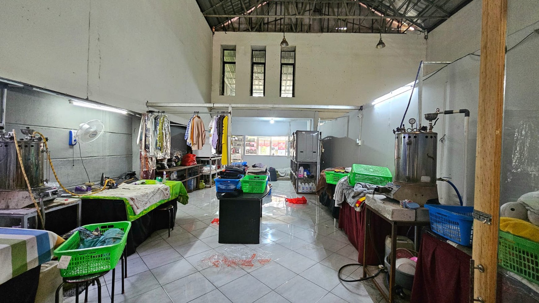 Rumah 2 lantai ex showroom mobil di Basoka raya, joglo -  Kembangan.Jakarta barat