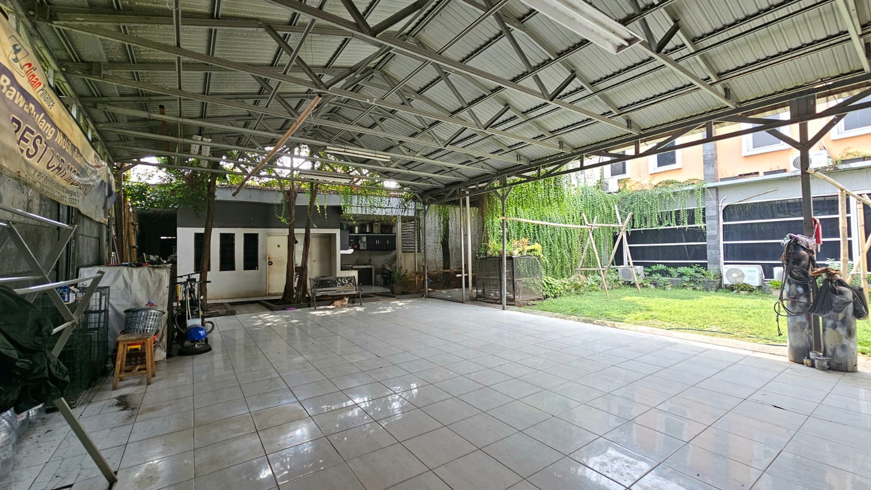 Rumah 2 lantai ex showroom mobil di Basoka raya, joglo -  Kembangan.Jakarta barat