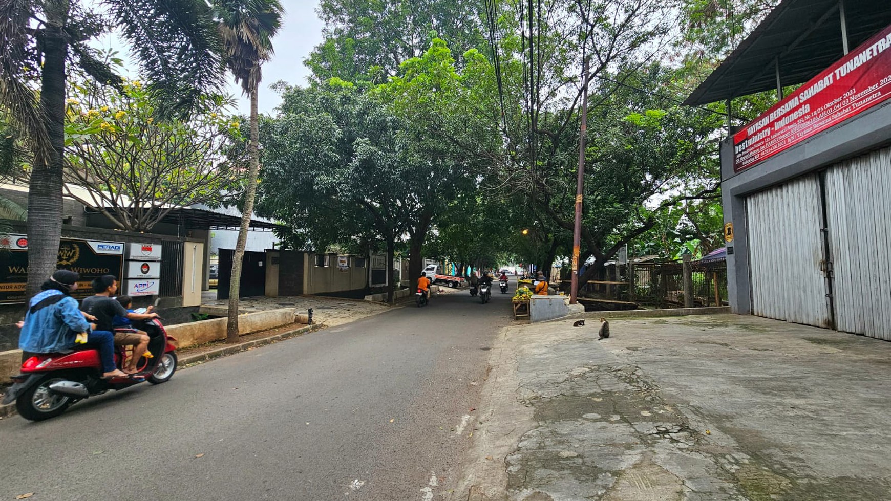 Rumah 2 lantai ex showroom mobil di Basoka raya, joglo -  Kembangan.Jakarta barat