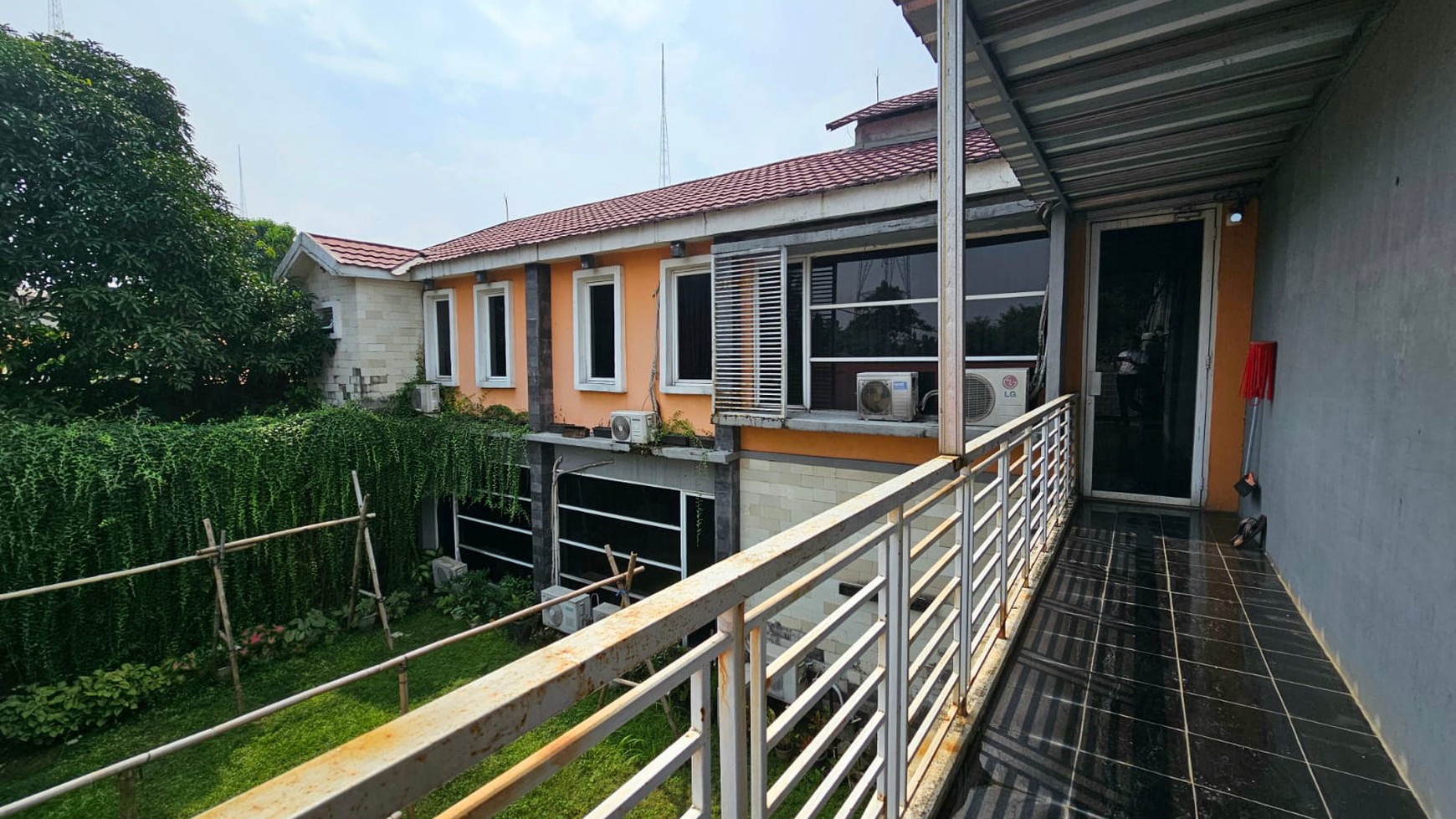 Rumah 2 lantai ex showroom mobil di Basoka raya, joglo -  Kembangan.Jakarta barat