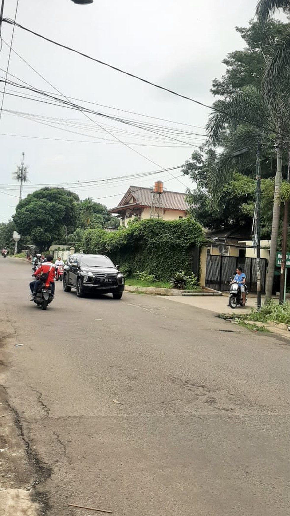 Rumah Luas Asri Diarea Komplek Deplu, Dekat Gatte Toll JORR